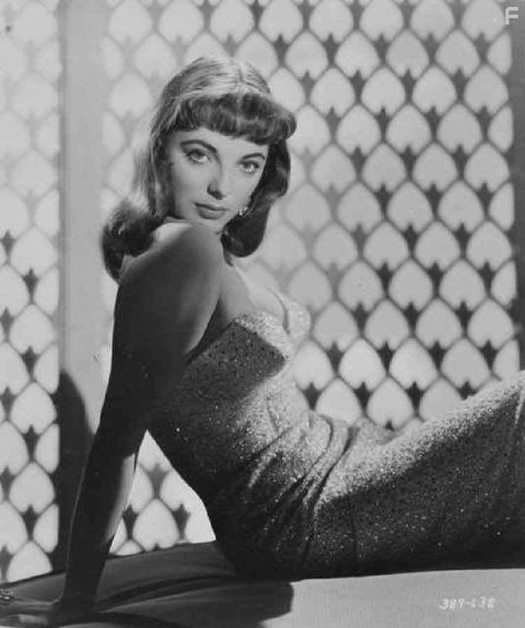 Joan Collins in Земля Фараонов (1955)