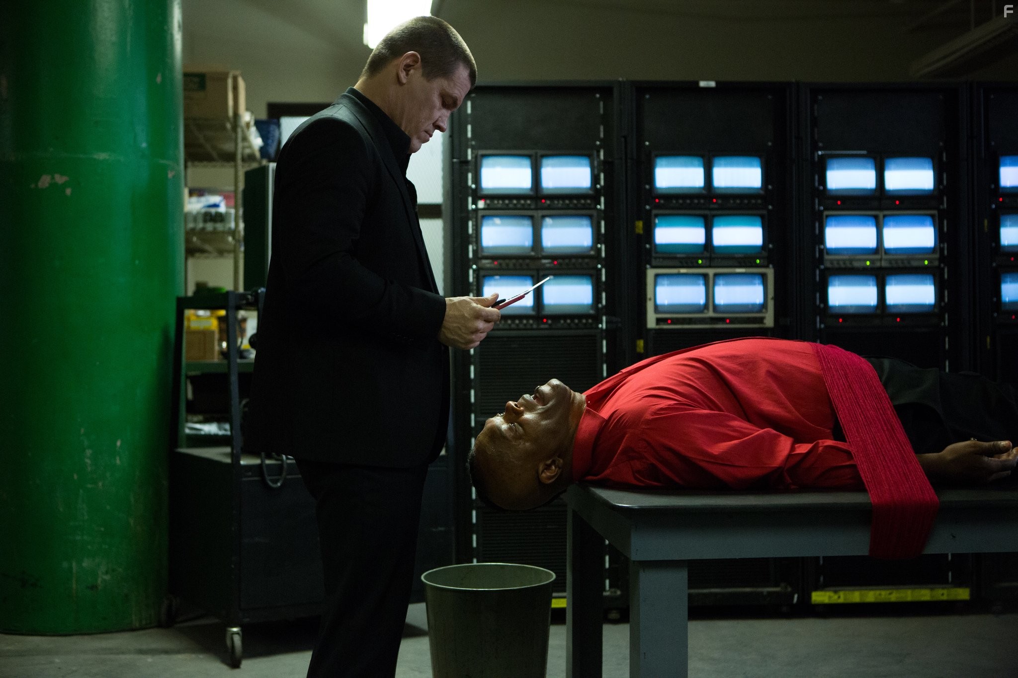 Samuel L. Jackson and Josh Brolin in Олдбой (2013)