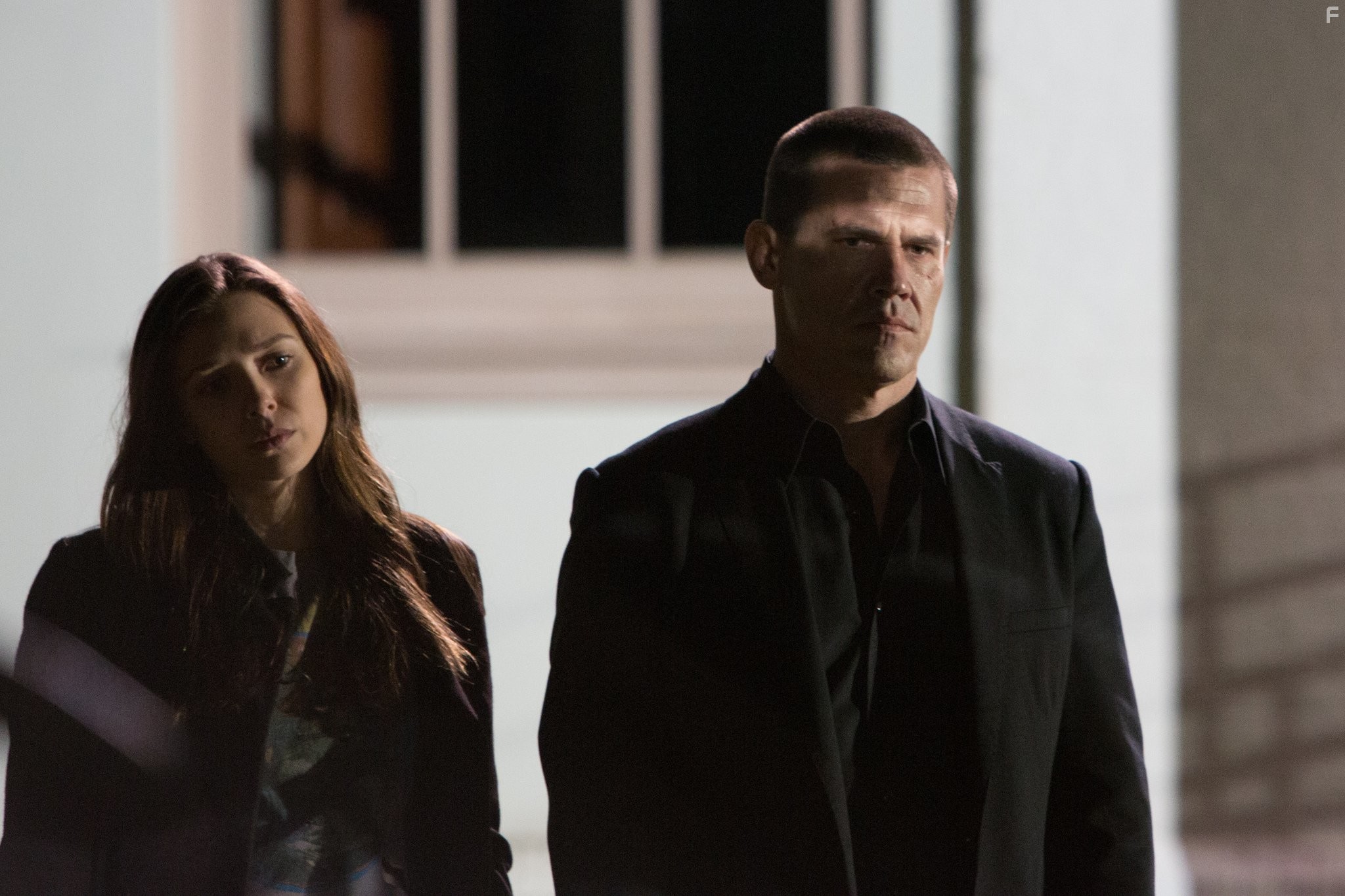 Josh Brolin and Elizabeth Olsen in Олдбой (2013)