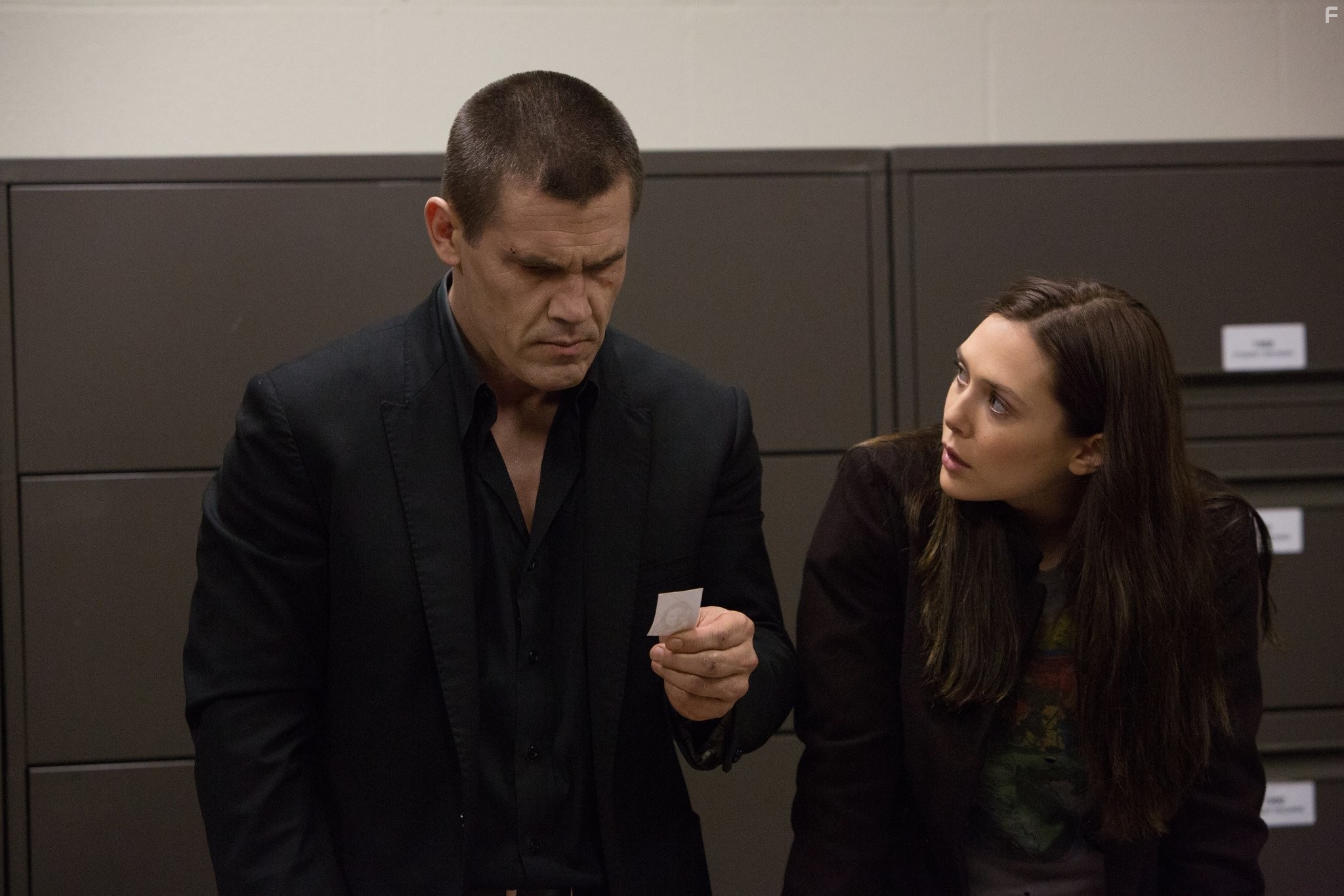 Josh Brolin and Elizabeth Olsen in Олдбой (2013)