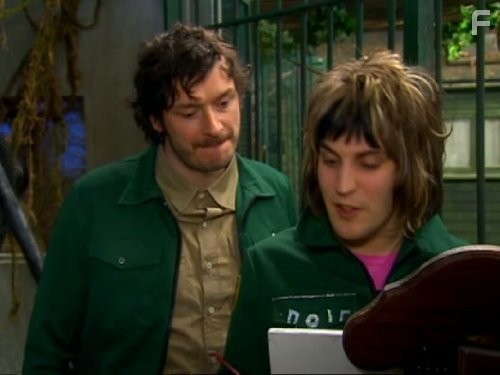 Noel Fielding and Julian Barratt in Майти Буш (2003)