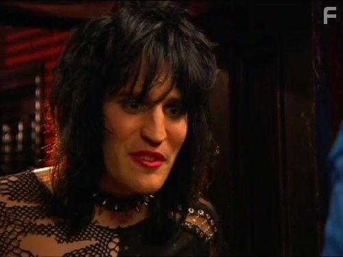 Noel Fielding in Майти Буш (2003)