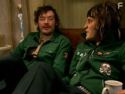Noel Fielding and Julian Barratt in Майти Буш (2003)