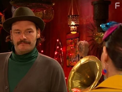 Julian Barratt in Майти Буш (2003)