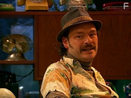 Julian Barratt in Майти Буш (2003)