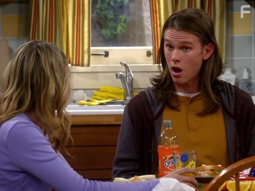 Spencer Daniels and Sadie Calvano in Мамаша (2013)