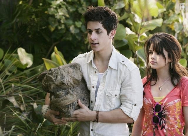 David Henrie and Selena Gomez in Yолшебники из Yэйверли Плэйс: Полнометражный фильм (2009)