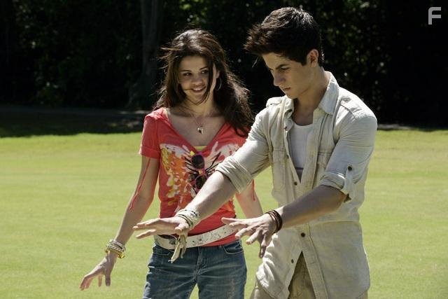 David Henrie and Selena Gomez in Yолшебники из Yэйверли Плэйс: Полнометражный фильм (2009)