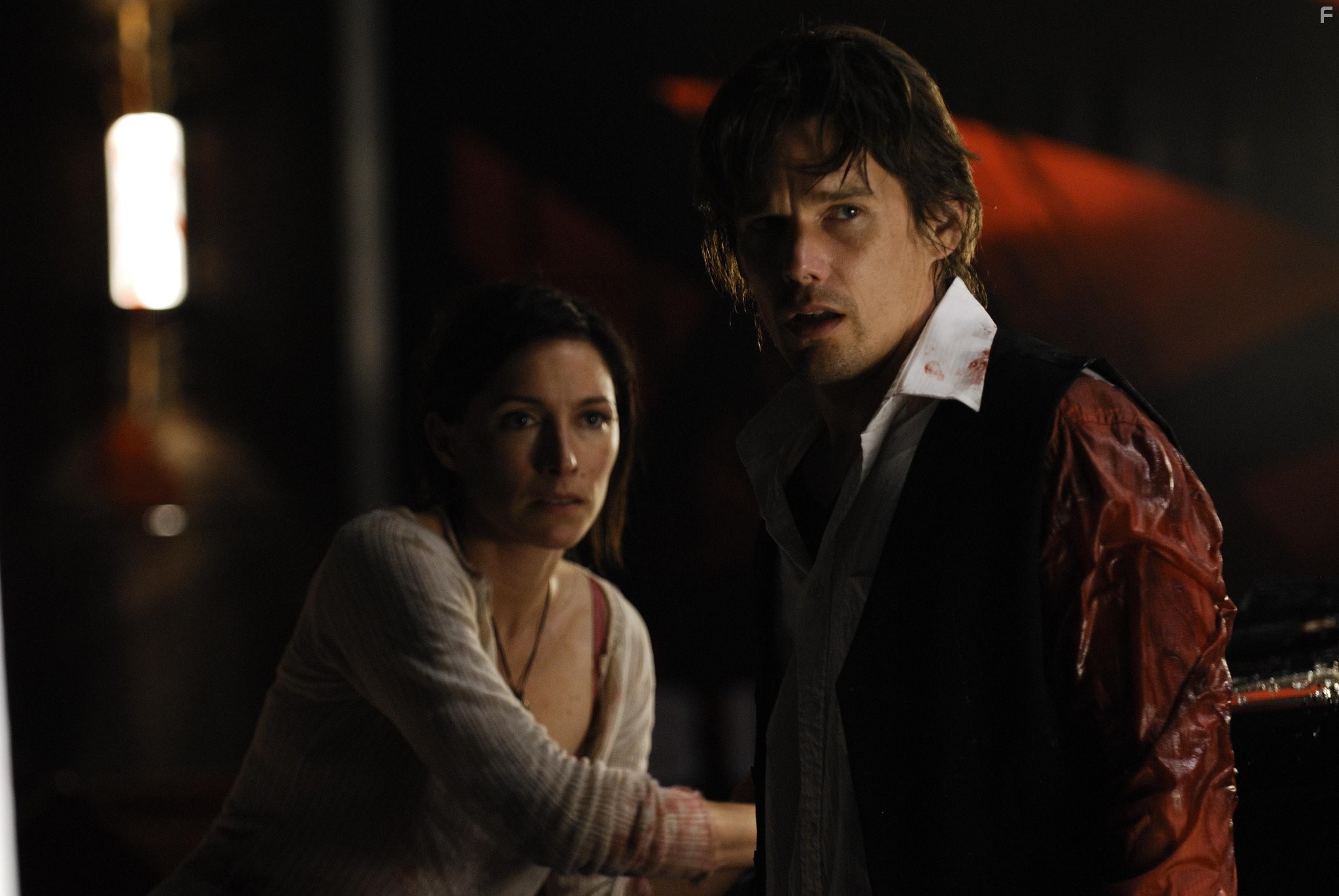 Ethan Hawke and Claudia Karvan in Воины света (2009)