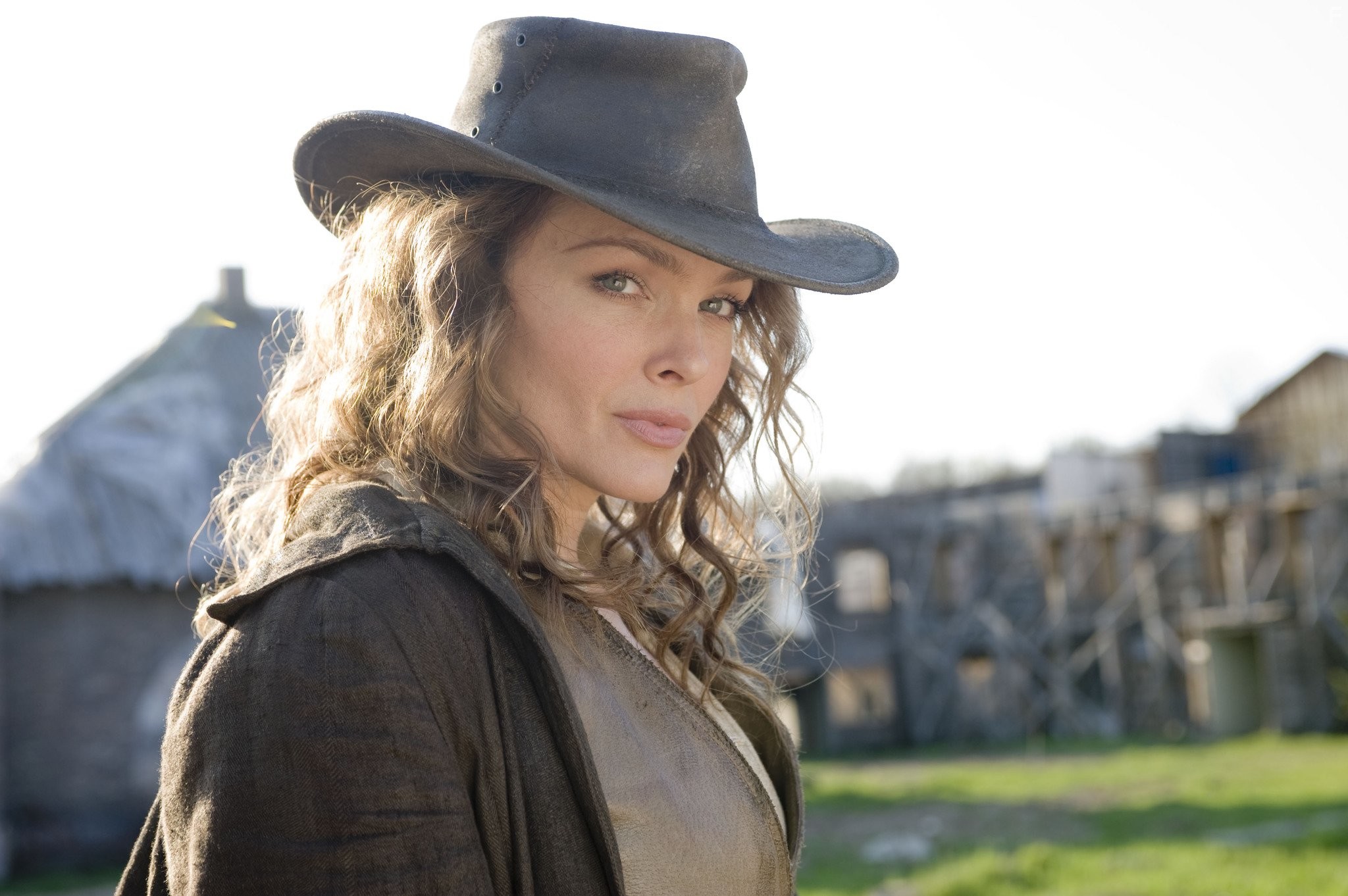 Dina Meyer in Мертвец из Тумстоуна (2013)