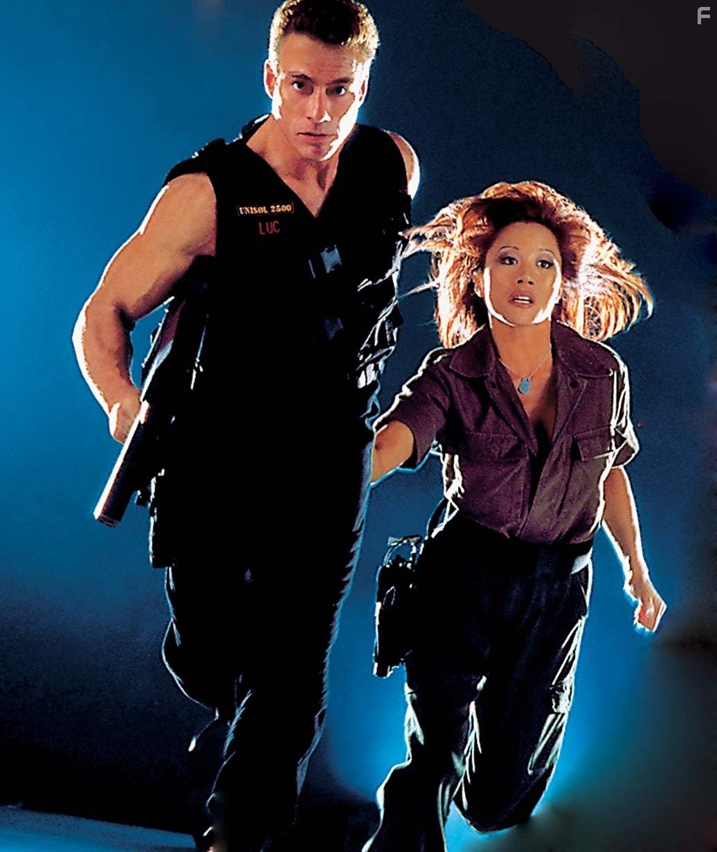 Jean-Claude Van Damme and Kiana Tom in Универсальный солдат: Возвращение (1999)