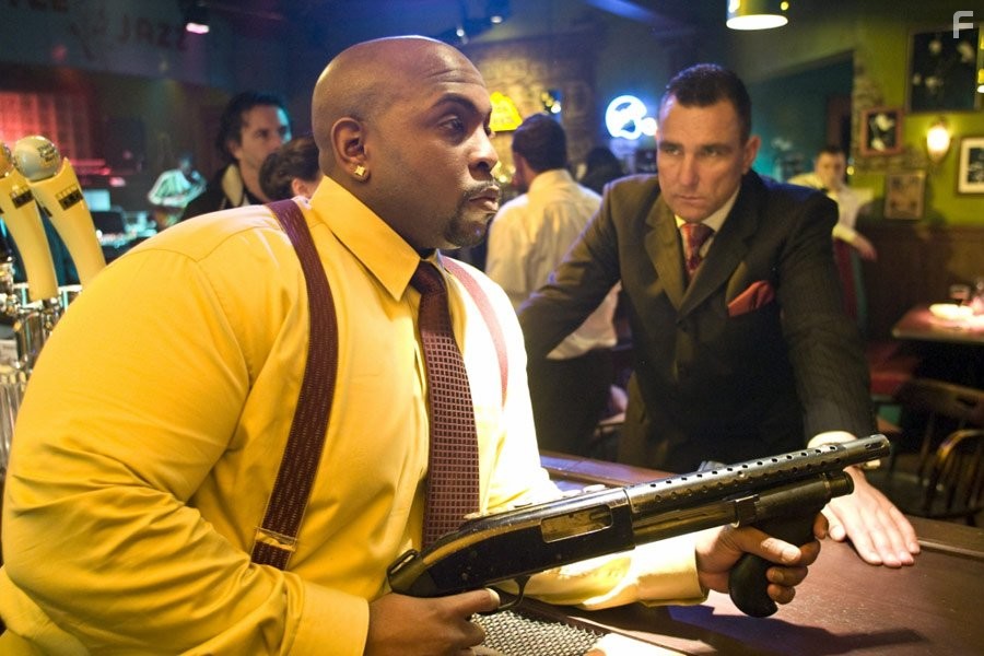 Vinnie Jones and Christopher Michael Holley in Козырные тузы 2: Бал смерти (2010)