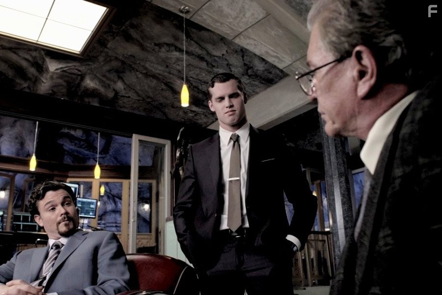 Tom Berenger, Clayne Crawford, and Jared Keeso in Козырные тузы 2: Бал смерти (2010)