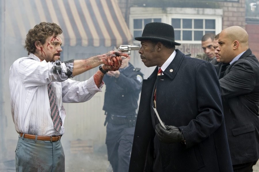 Ernie Hudson and Clayne Crawford in Козырные тузы 2: Бал смерти (2010)