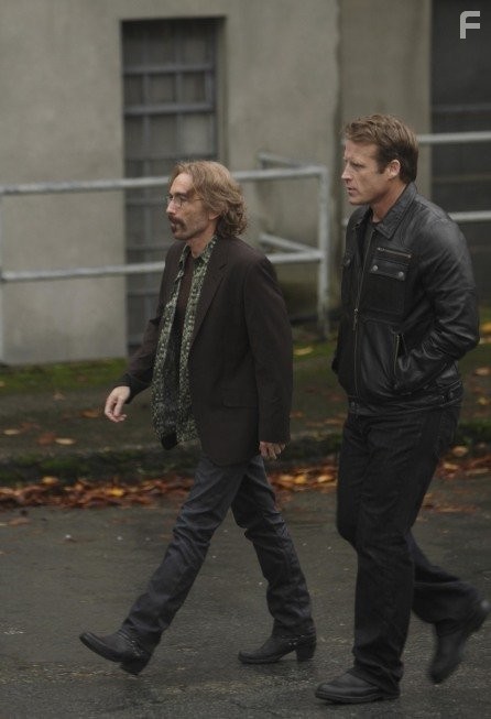 Jackie Earle Haley and Mark Valley in Живая мишень (2010)