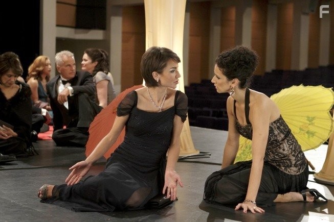 Olga Sosnovska and Indira Varma in Живая мишень (2010)