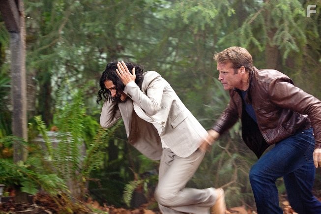 Mark Valley and Indira Varma in Живая мишень (2010)