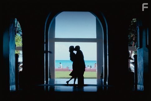 Adam Sandler and Emily Watson in Любовь, сбивающая с ног (2002)