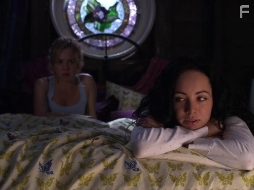 Ksenia Solo and Britt Robertson in Жизнь непредсказуема (2010)