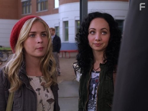 Ksenia Solo and Britt Robertson in Жизнь непредсказуема (2010)