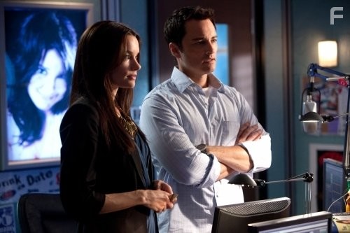 Kerr Smith and Gina Holden in Жизнь непредсказуема (2010)