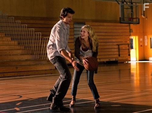 Kristoffer Polaha and Britt Robertson in Жизнь непредсказуема (2010)