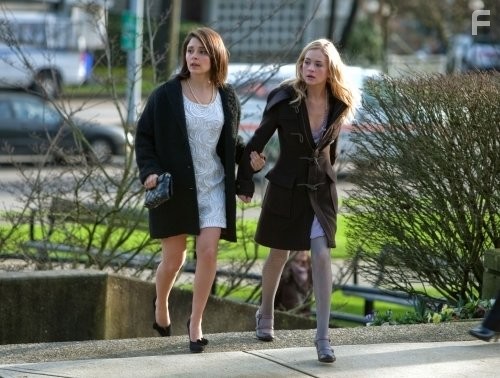 Shiri Appleby and Britt Robertson in Жизнь непредсказуема (2010)