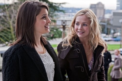 Shiri Appleby and Britt Robertson in Жизнь непредсказуема (2010)