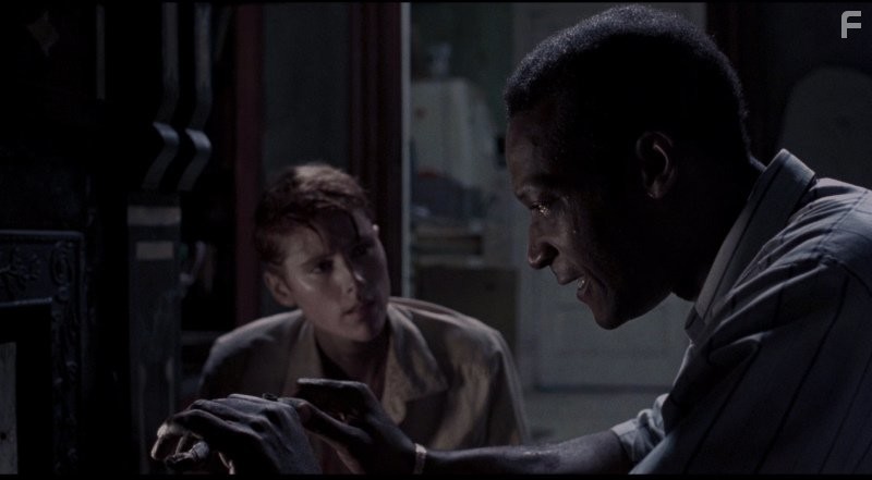 Patricia Tallman and Tony Todd in Ночь живых мертвецов (1990)