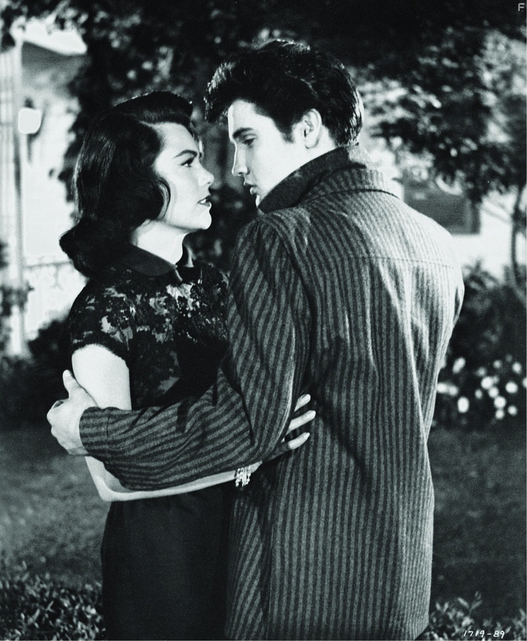 Elvis Presley and Judy Tyler in Тюремный рок (1957)