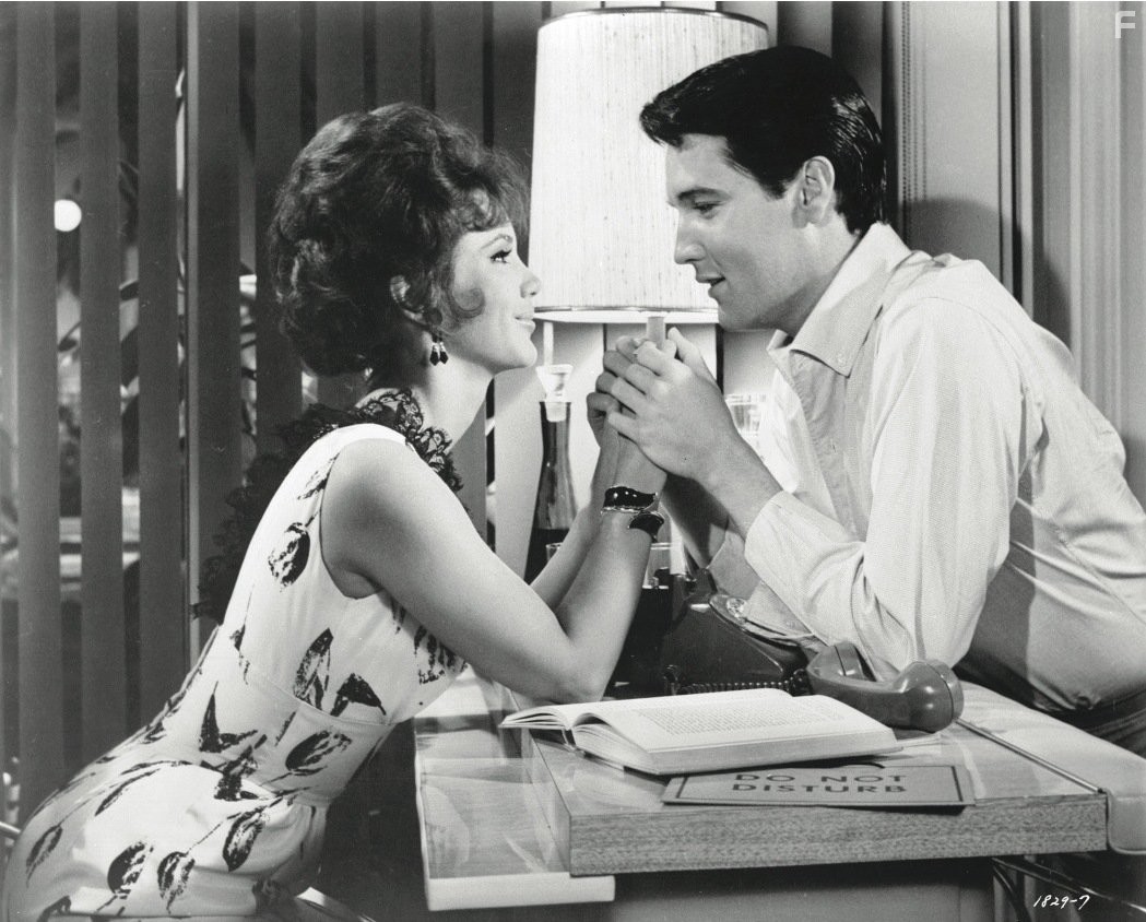 Elvis Presley and Mary Ann Mobley in Счастлив с девушкой (1965)
