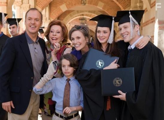 Michael Keaton, Carol Burnett, Alexis Bledel, Jane Lynch, and Zach Gilford in Школа выживания выпускников (2009)