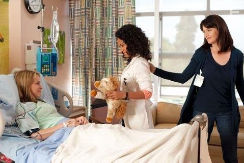 Jada Pinkett Smith and Cassi Thomson in Сестра Готорн (2009)