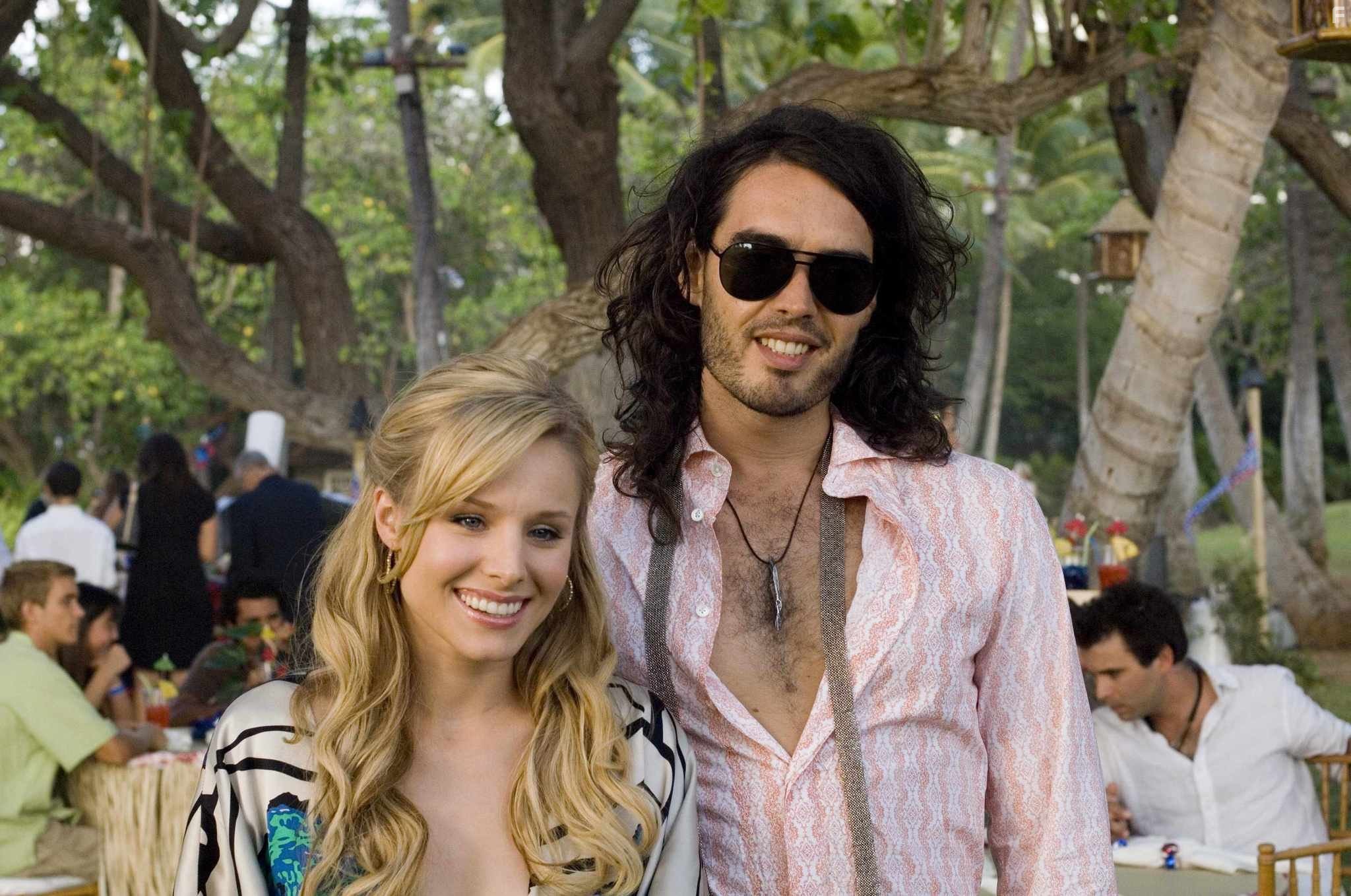 Kristen Bell and Russell Brand in В пролёте (2008)