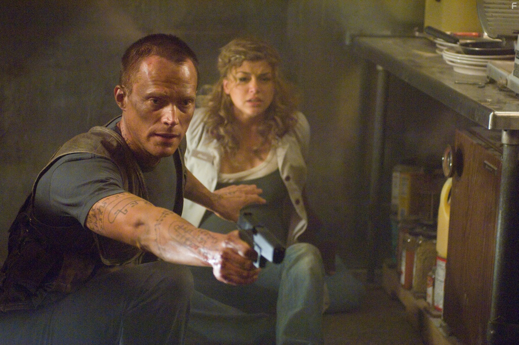 Paul Bettany and Adrianne Palicki in Легион (2010)