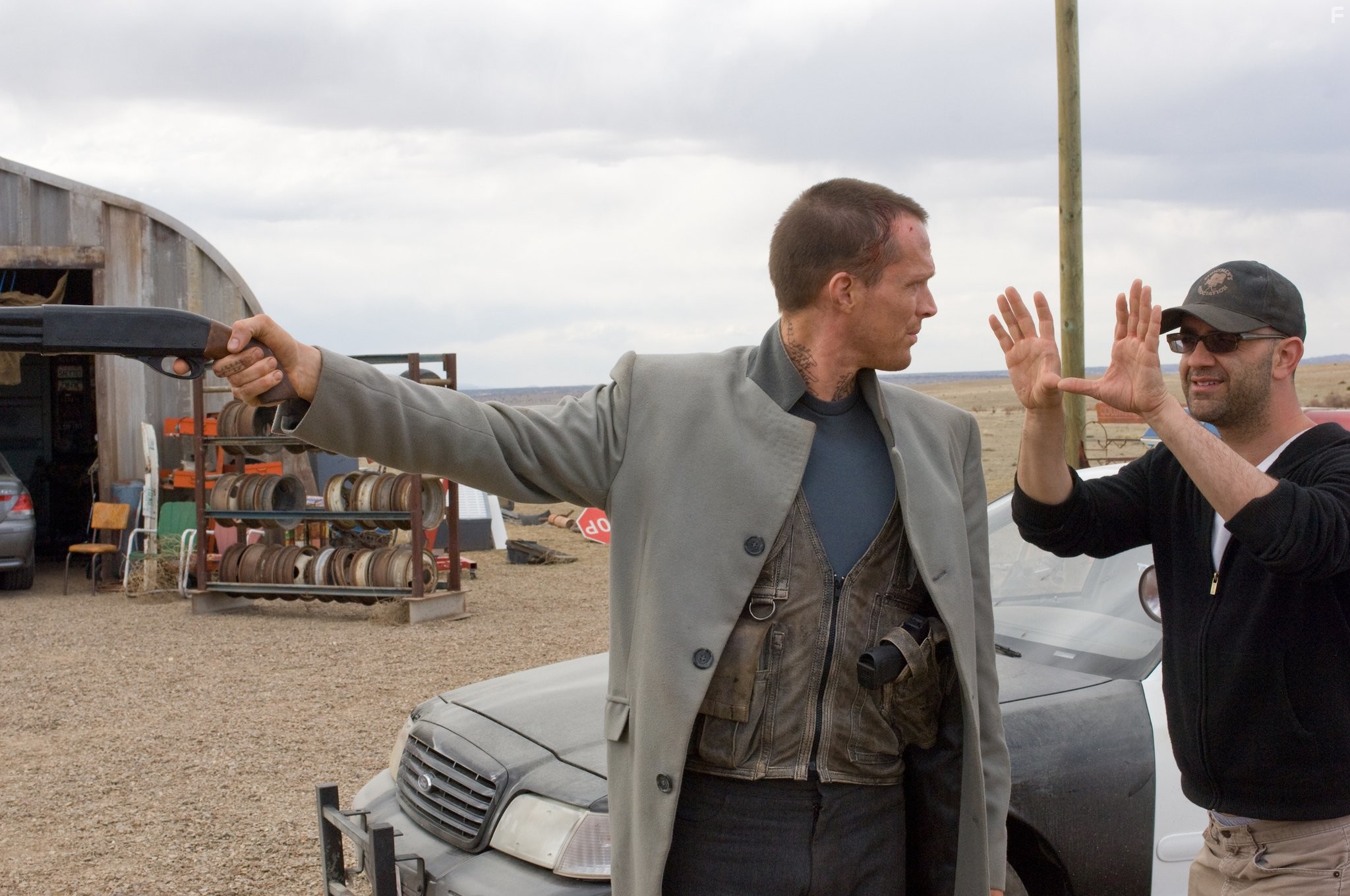 Paul Bettany and Scott Stewart in Легион (2010)
