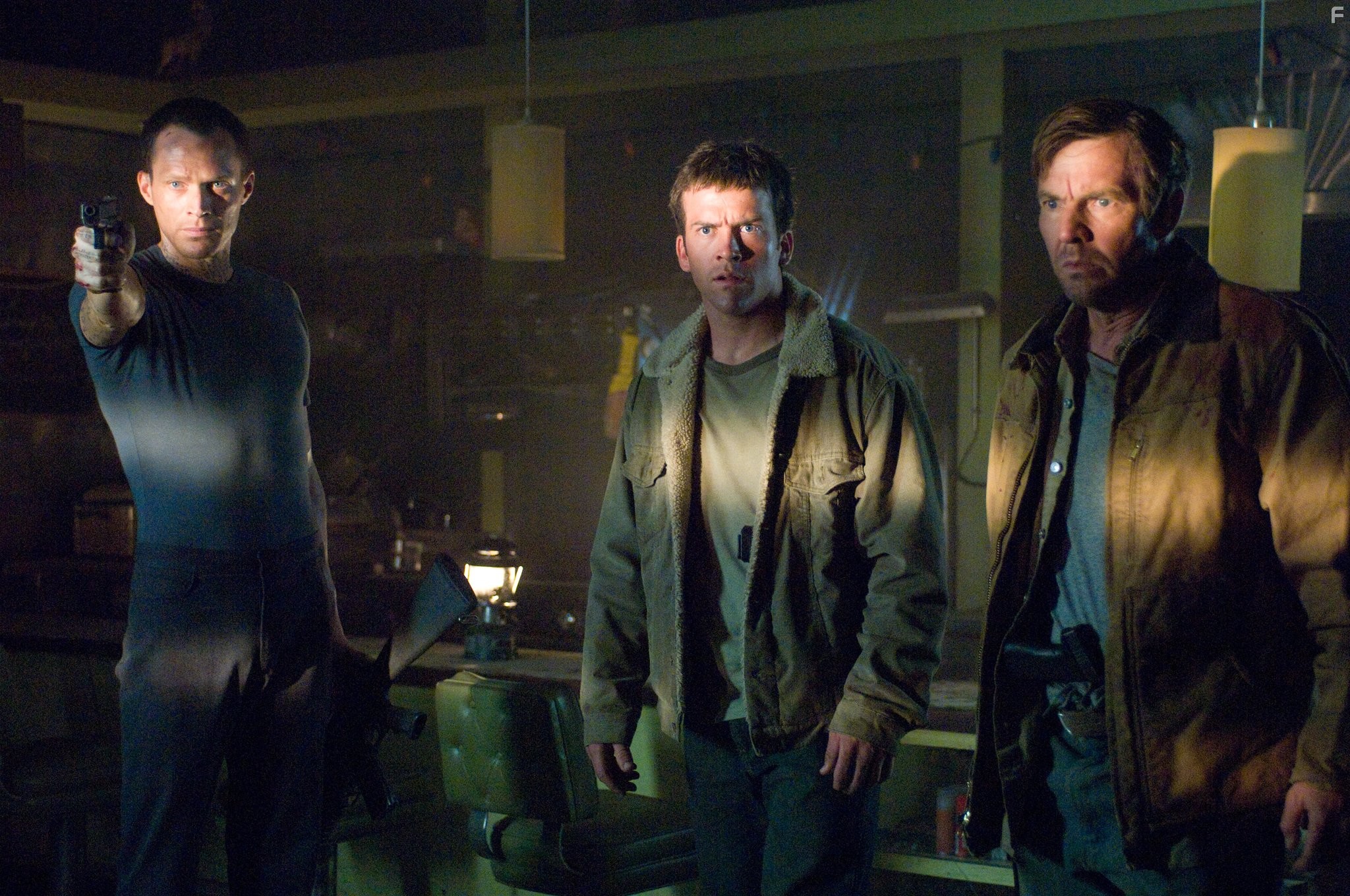 Dennis Quaid and Paul Bettany in Легион (2010)
