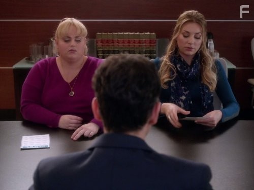 Kate Jenkinson and Rebel Wilson in Супер веселый вечер (2013)