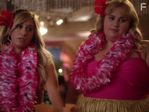 Ashley Tisdale and Rebel Wilson in Супер веселый вечер (2013)