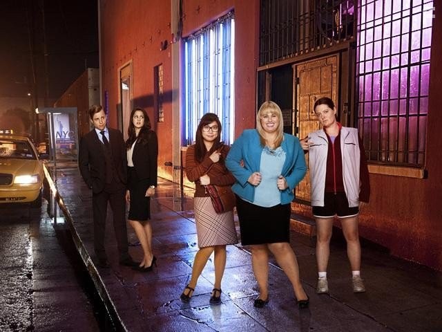 Kevin Bishop, Liza Lapira, Lauren Ash, Rebel Wilson, and Kelen Coleman in Супер веселый вечер (2013)