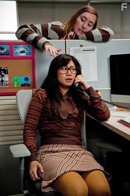 Liza Lapira and Caitlin Kimball in Супер веселый вечер (2013)