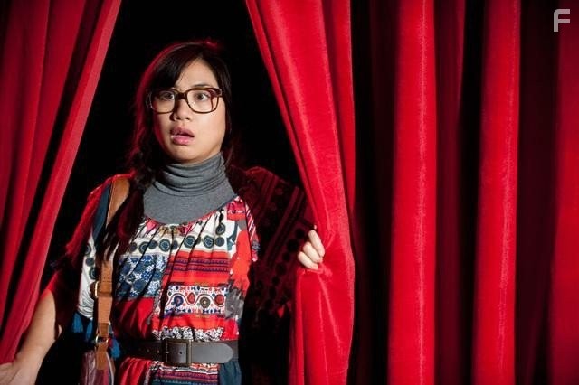 Liza Lapira in Супер веселый вечер (2013)