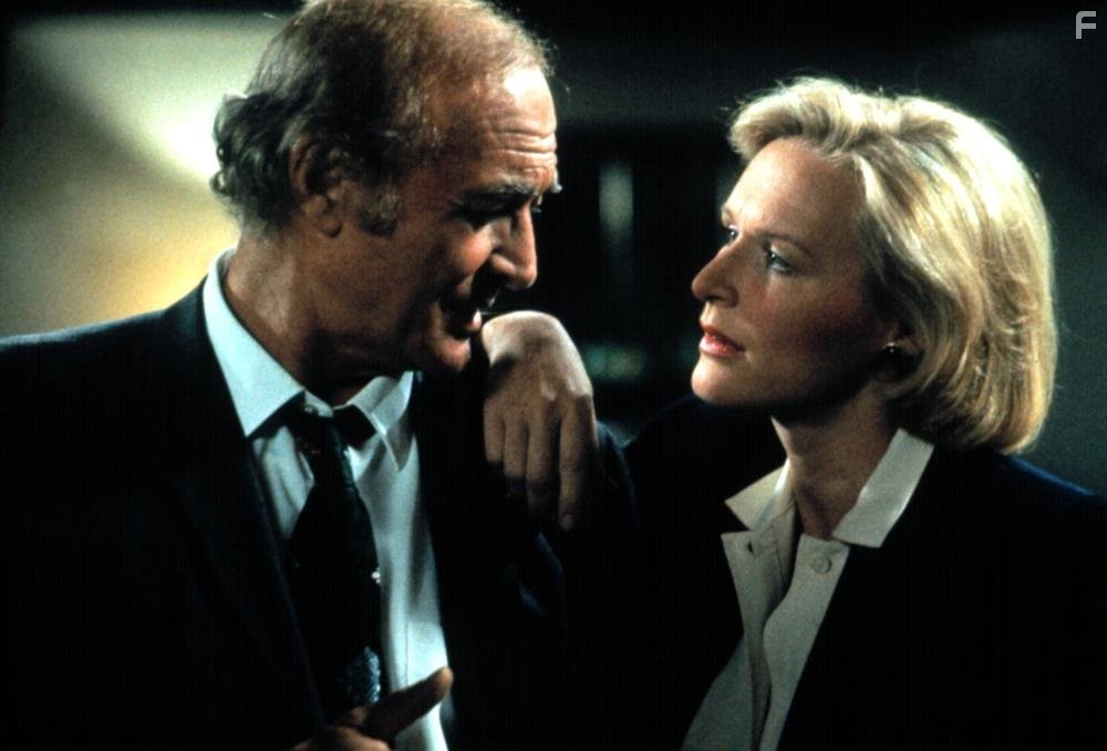 Glenn Close and Robert Loggia in Зазубренное лезвие (1985)