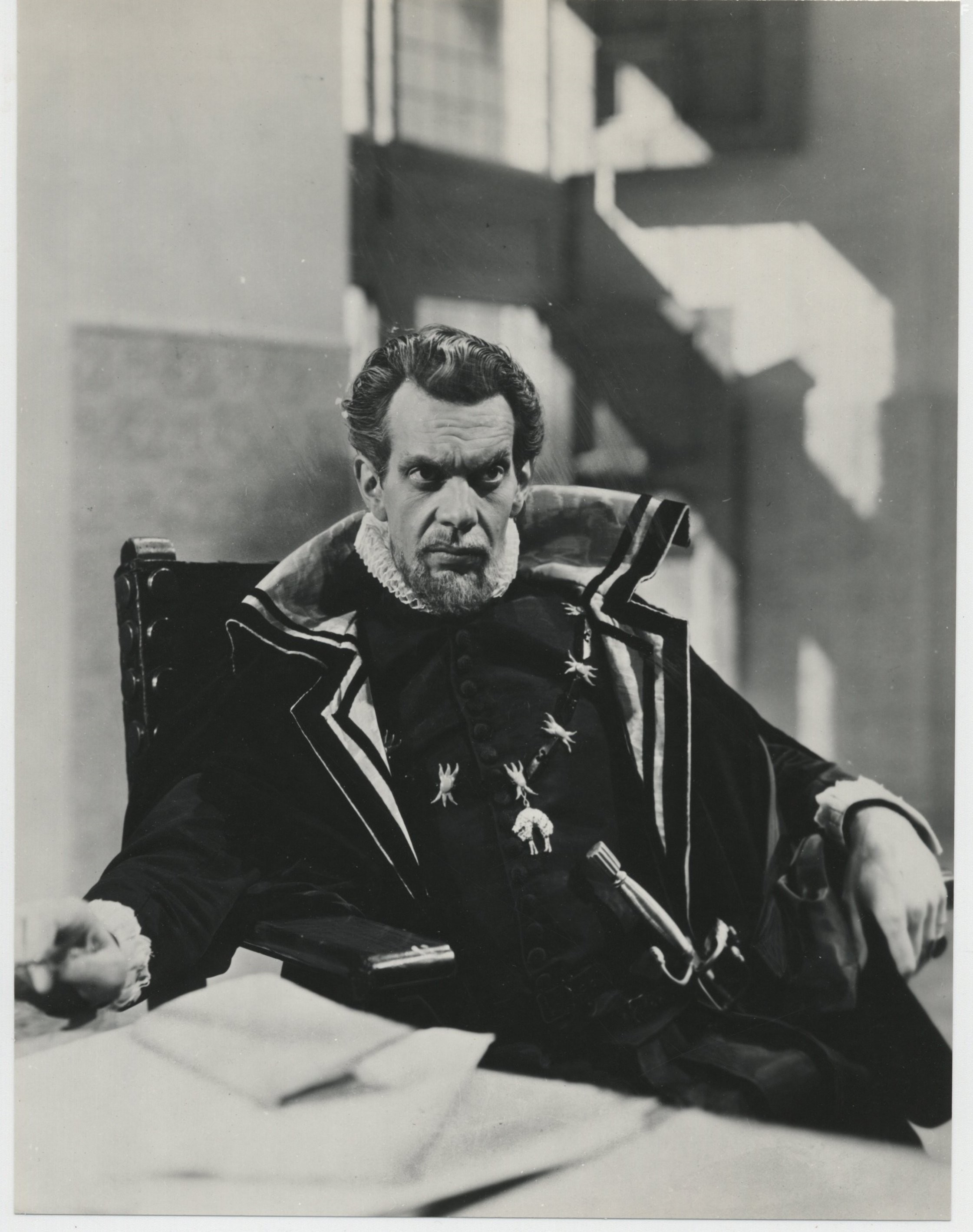 Raymond Massey in Облик грядущего (1936)