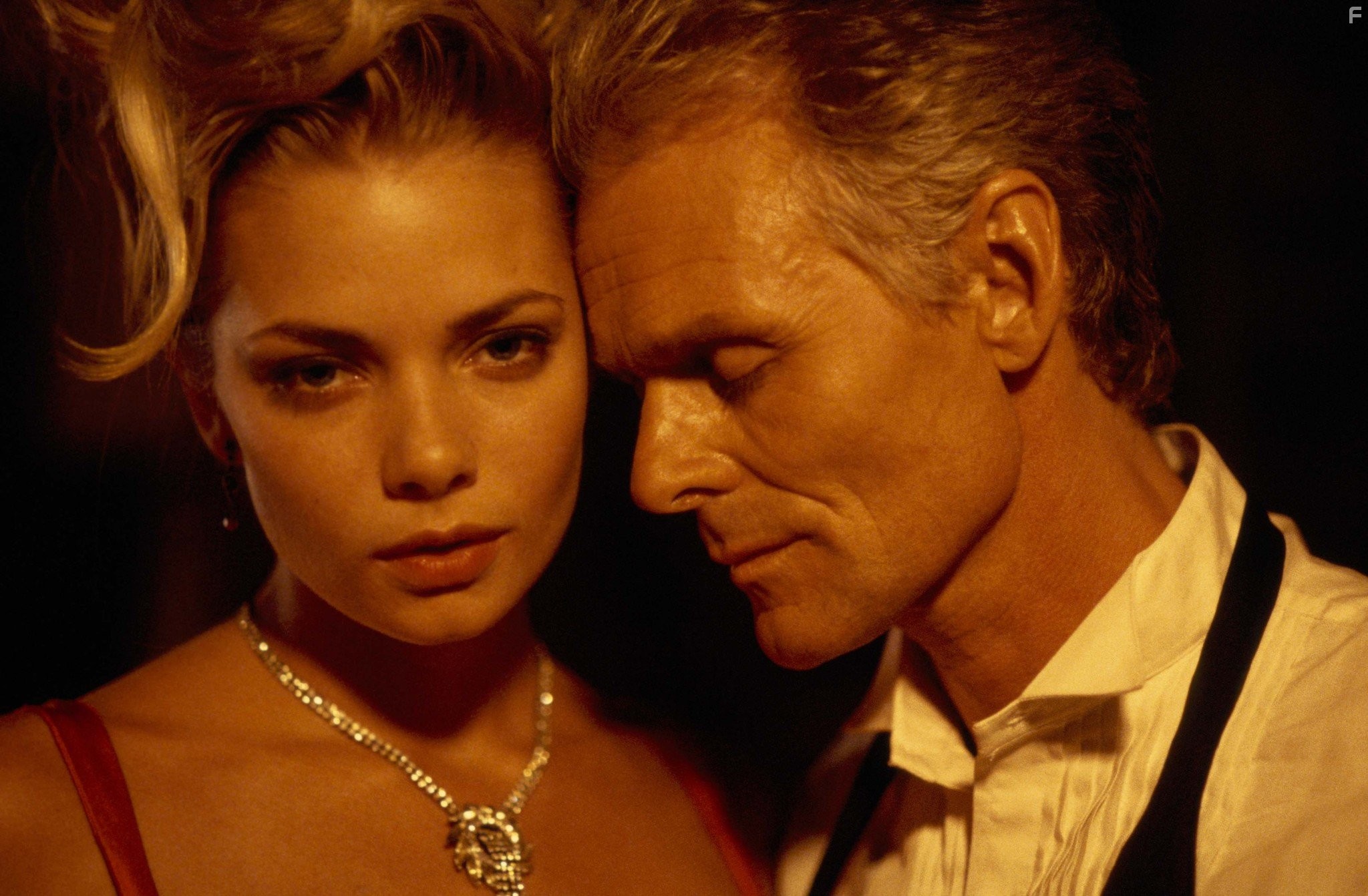 Jaime Pressly and Michael Des Barres in Ядовитый плющ: Новое совращение (1997)