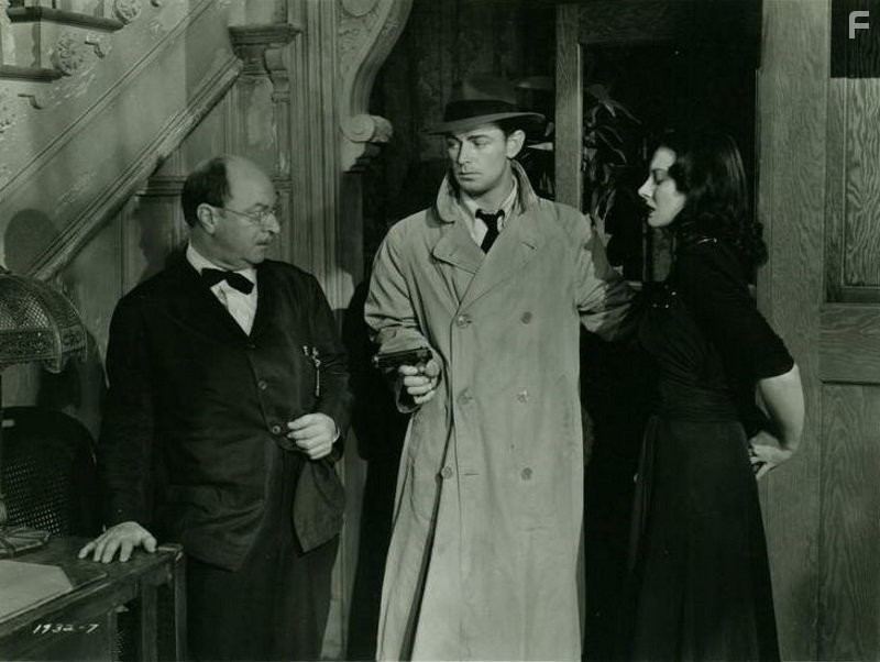 Alan Ladd and Chester Clute in Оружие для найма (1942)