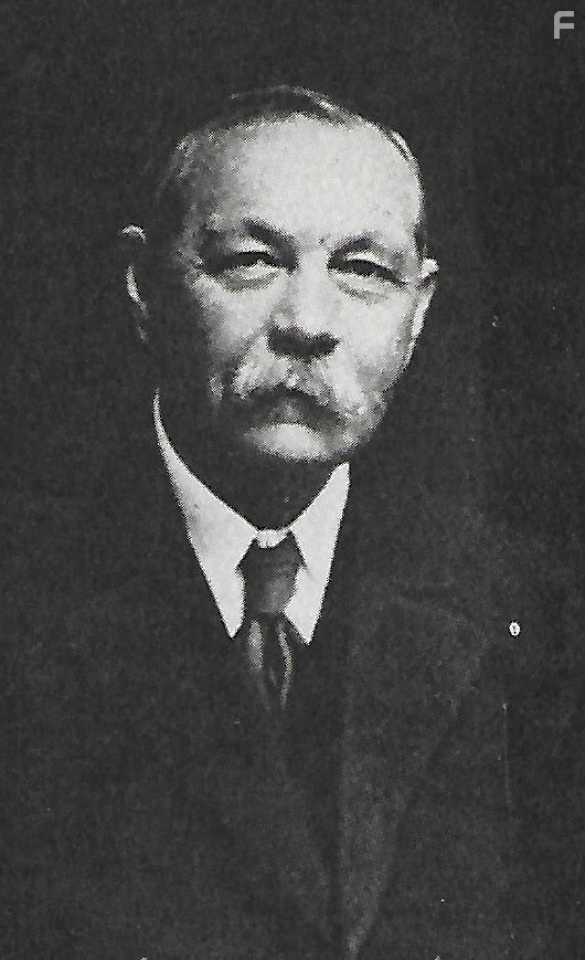 Arthur Conan Doyle in Паучиха (1944)