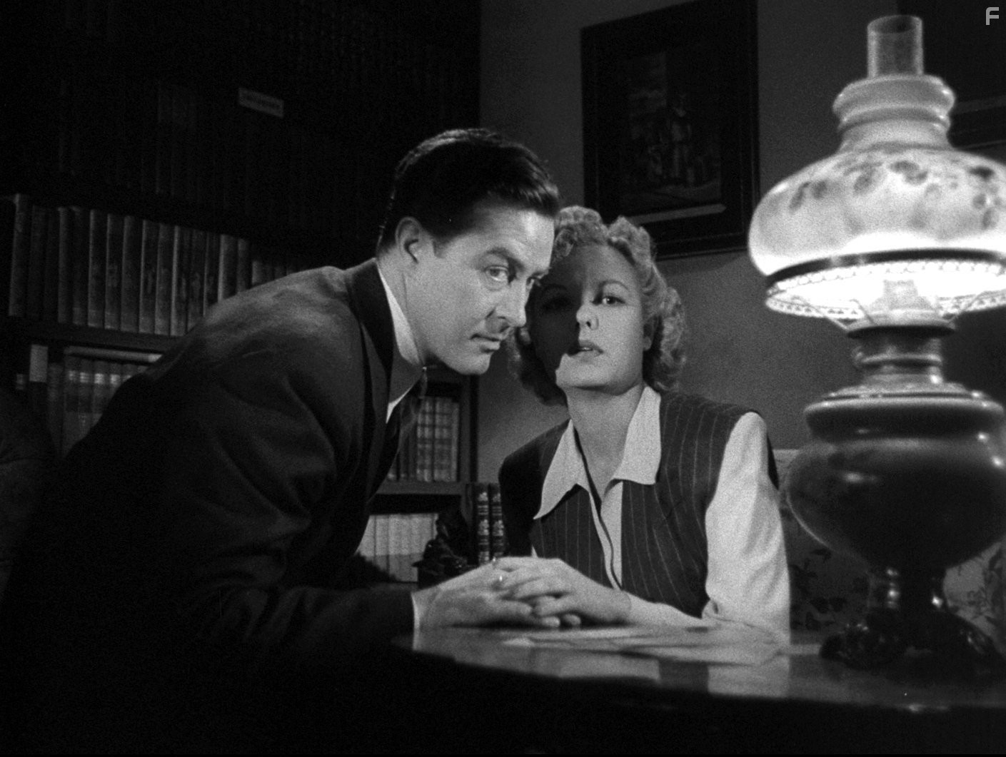 Ray Milland and Marjorie Reynolds in Министерство страха (1944)