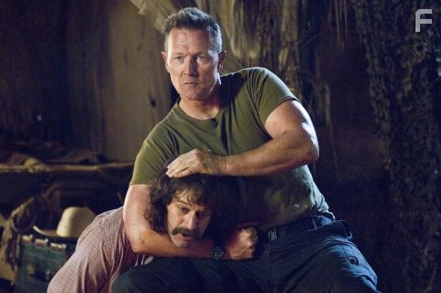 Robert Patrick and Allen Covert in Снежный человек (2008)