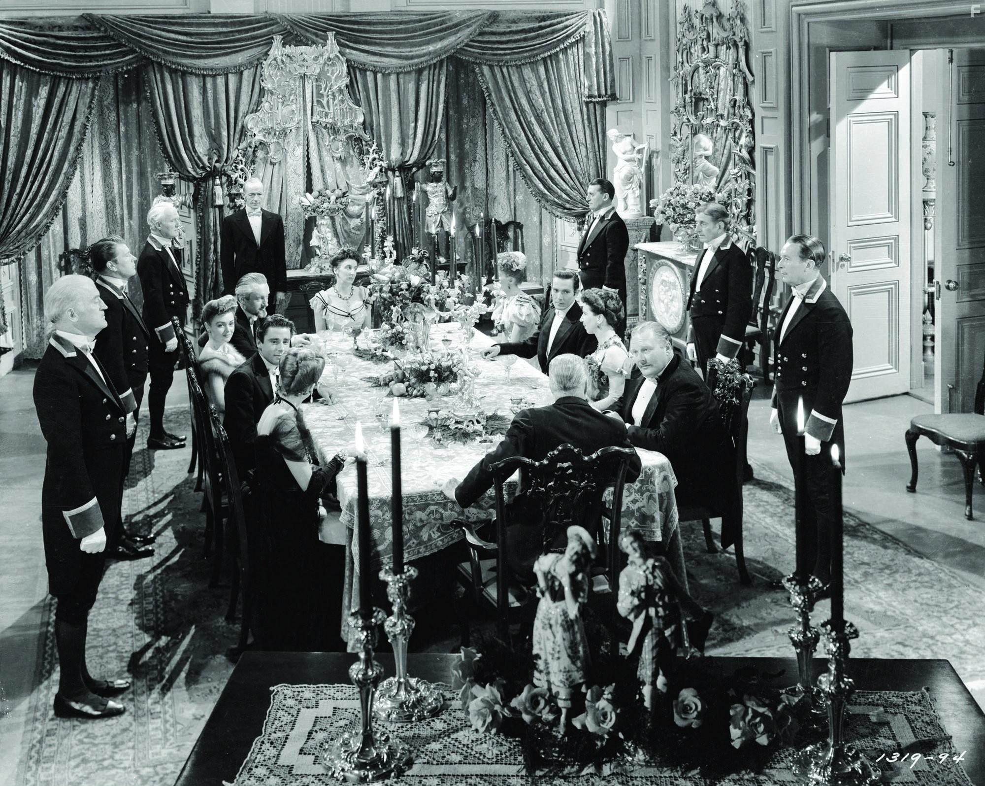 Donna Reed, George Sanders, Hurd Hatfield, and Peter Lawford in Портрет Дориана Грея (1945)